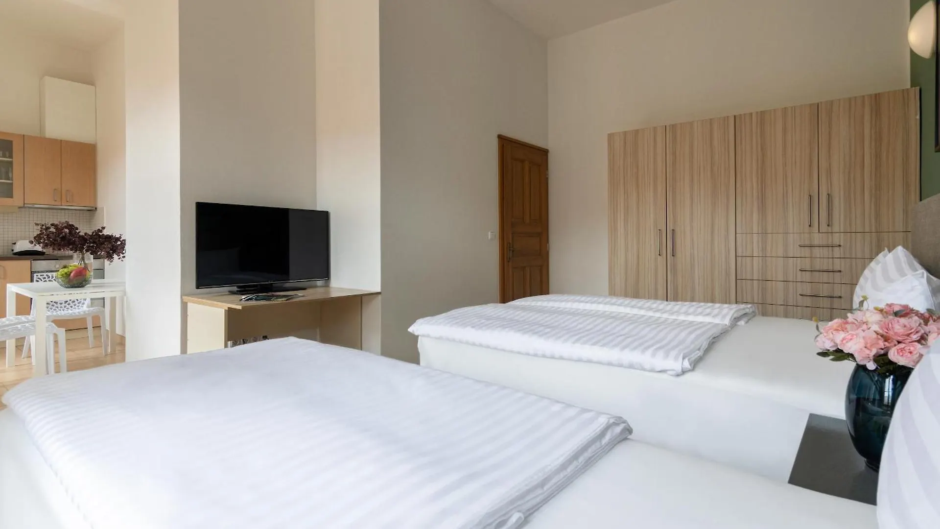 Bohemian Dreams Apartments And Suites By Dwellfort Praga 4*,