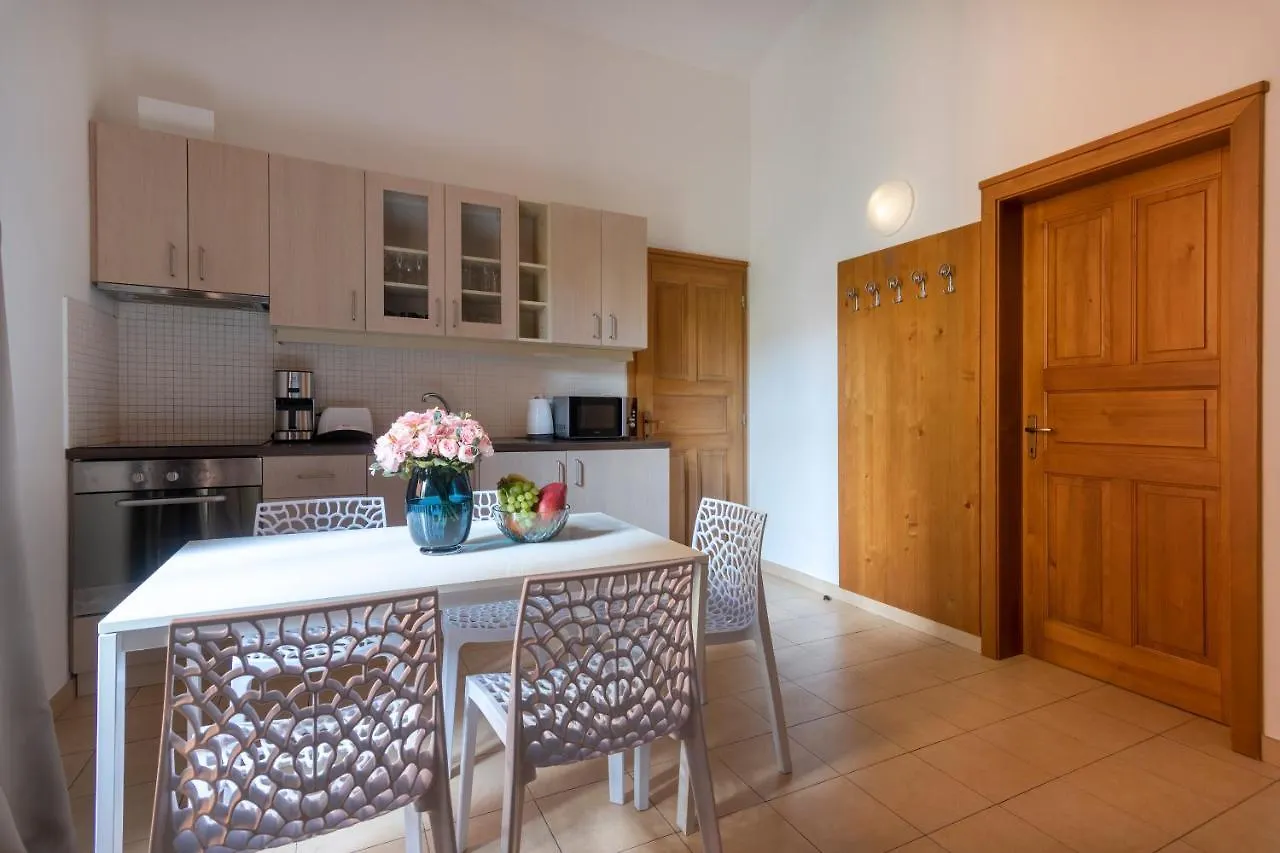 Bohemian Dreams Apartments And Suites By Dwellfort Прага