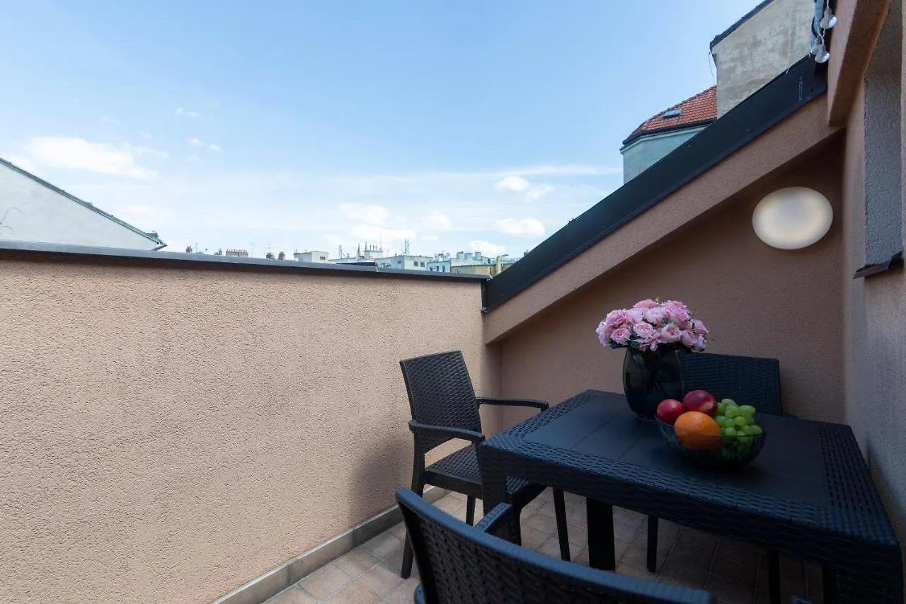 Bohemian Dreams Apartments And Suites By Dwellfort Прага